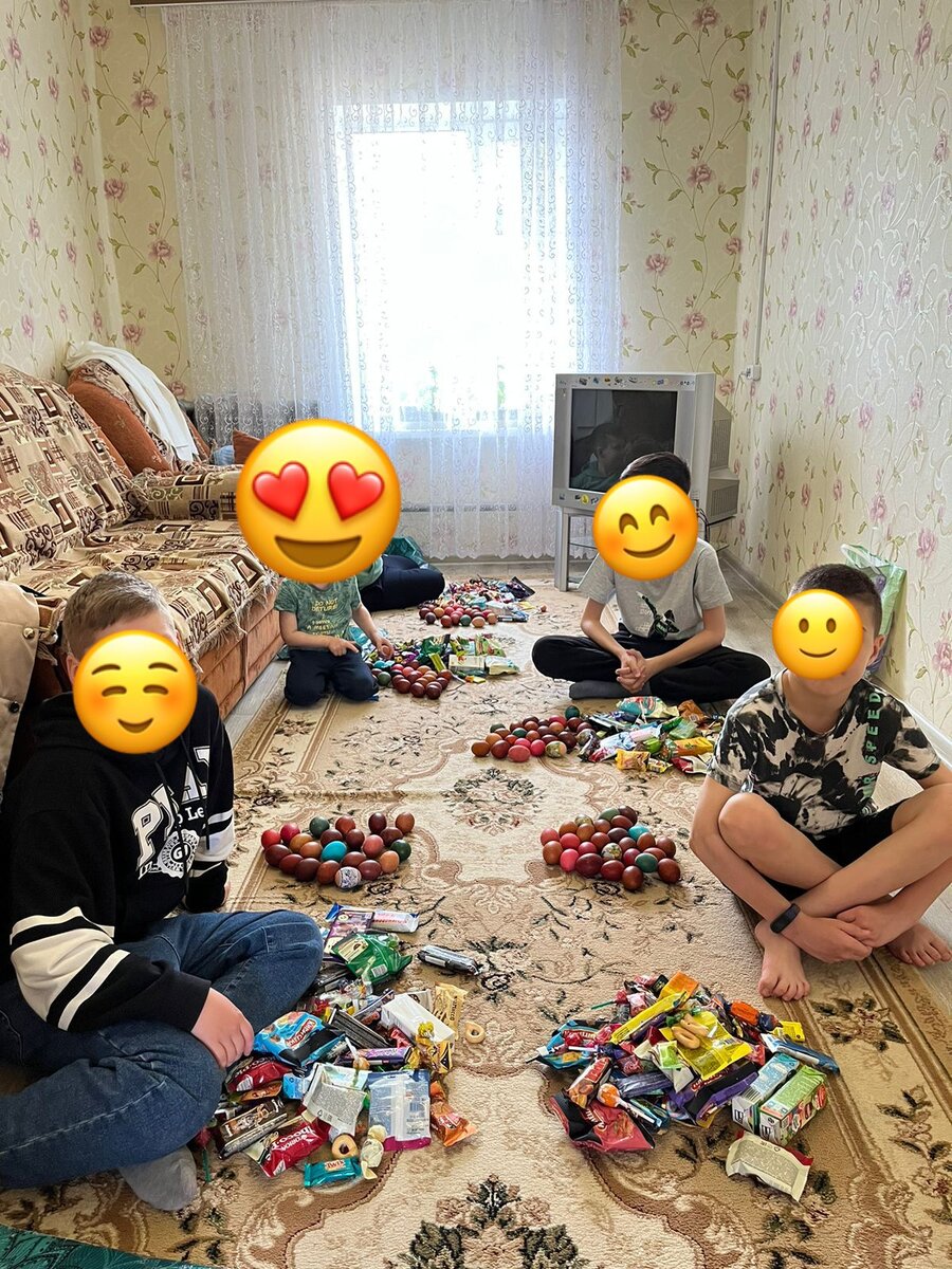 Вот так много яиц и сладостей собирают в татарских деревнях на праздник Яиц.