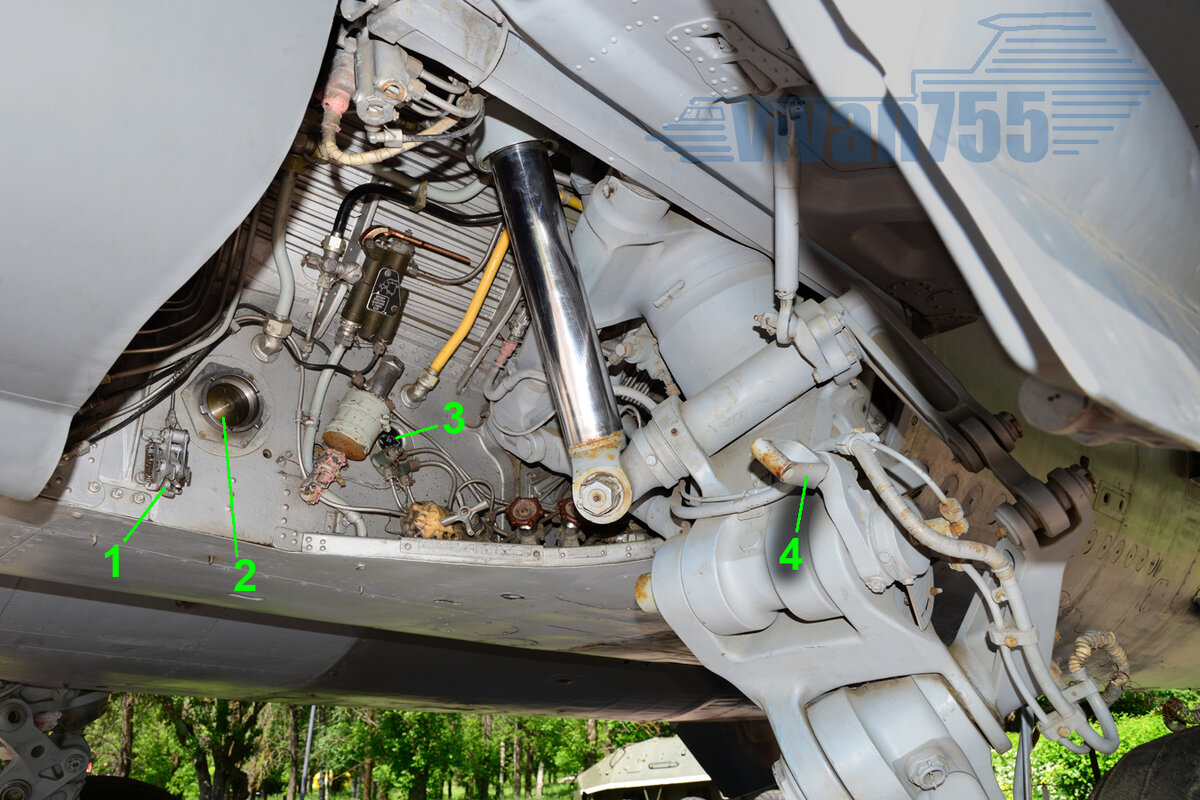 В первой части статьи осмотрены нос и передняя опора шасси МиГ-25РБ: Пришёл через осмотреть основную опору, она же главная нога — в документации разных КБ и на разные типы летательных аппаратов...-2
