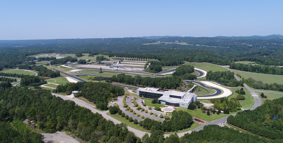 Сегодня в выпуске:  – IndyCar – Children’s of Alabama, Бирмингем, штат Алабама
- NASCAR – Würth 400, Довер, штат Дэлавер
- Формула Е – ePrix Monaco  1.-2