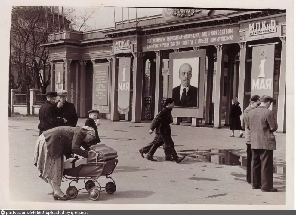 Вход в парк им. Дзержинского, 1950 - 1955 г. Автор: Анатолий Шевелевич.