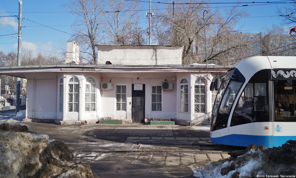 1-я Останкинская улица, 1А, - диспетчерская конечной трамвайной станции «Останкино» (1945). Трамвайная линия в Останкино открылась в 1925 году и несколько десятилетий пролегала по 1-й Останкинской улице, а затем дважды перемещалась на параллельные улицы - сначала на застроенную ныне жилыми домами 3-ю Останкинскую (сохранились только стартовый и финальный участки старой трассы) и на улицу Академика Королёва. Текст и фото Евгения Чеснокова. Источник https://evgechesnokov.livejournal.com/209490.html?ysclid=lvmb4zvxkt642933723.