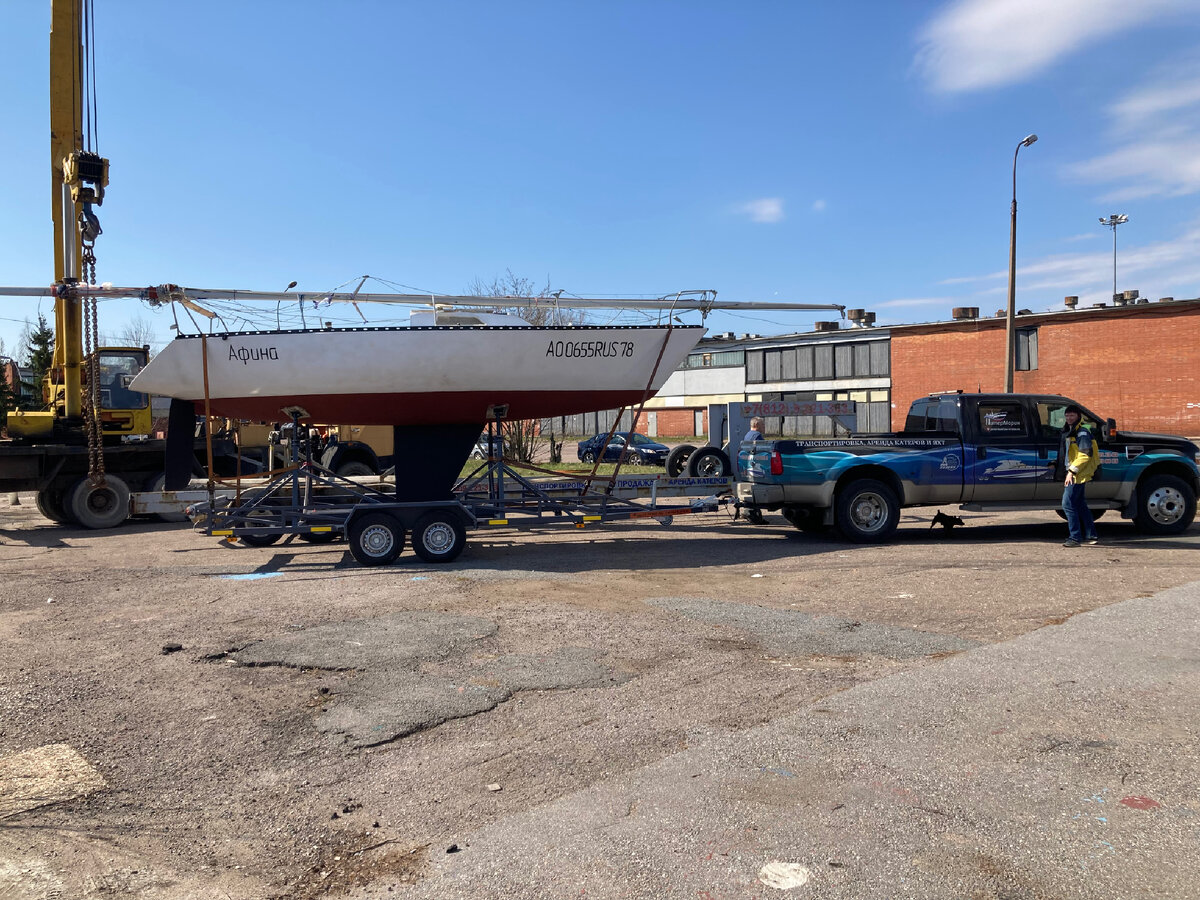 Подготовка яхты к спуску.