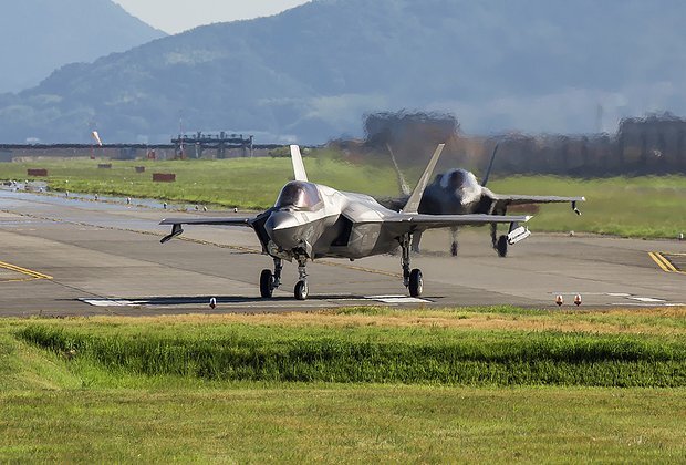    Пара F-35B на авиабазе КМП Ивакуни, 2019 год. Фото: Andrei Shmatko / Wikipedia