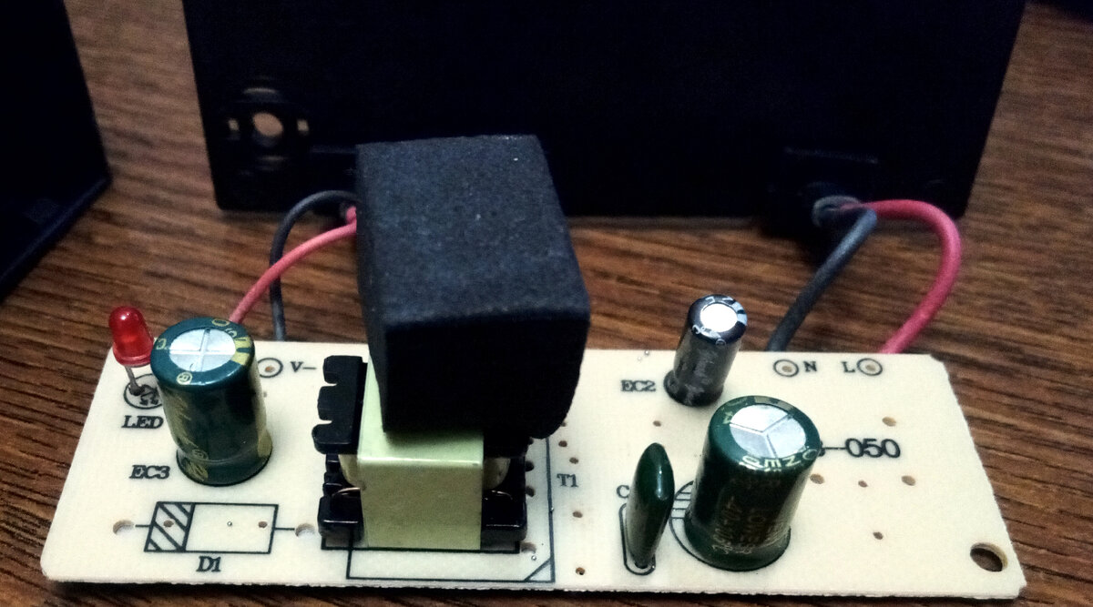 Комплектный блок питания камеры видеонаблюдения, в разборе