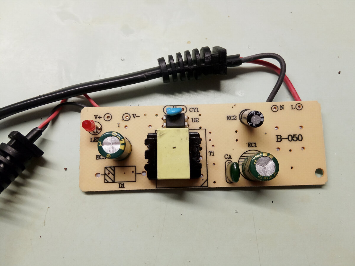 Трансформатор теоретически может выдать 2.5А