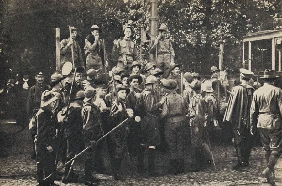 Группа русских скаутов отправляется в поход, 1910-е годы. Источник: https://viktoriiako.livejournal.com