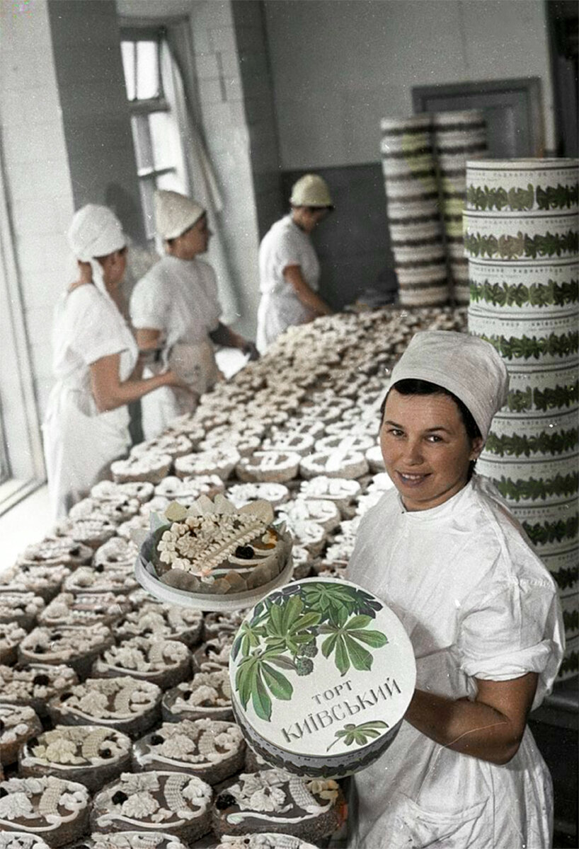 Советский Союз занимал почти одну шестую территории Земли и просуществовала на карте мира почти 70 лет. За историю его существования было много светлых моментов, но и без трагедий не обошлось.-4