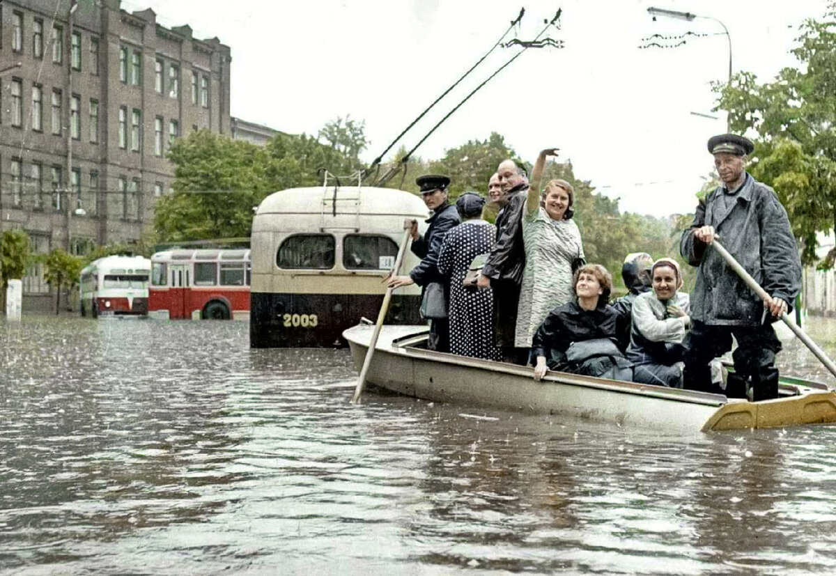 Атмосферные фотографии жизни Советской Москвы и ее жителей. 20 раскрашенных  фотографий. | BSP | Дзен