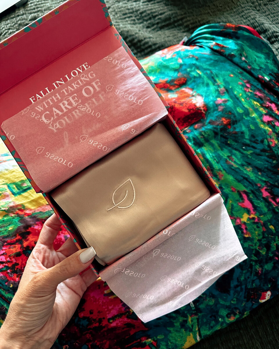 С прошлого лета я сплю на шелковых наволочках и точно могу сказать, что качество волос улучшилось. Они меньше секутся и дольше держат укладку. Мне кажется, что в первую очередь это связано с тем, что о шелк трение меньше, чем о хлопок или сатин. Отличный способ, если пока не уверены стоит ли тратиться на наволочку, — это попробовать поспать на одном из ваших шелковых платков или шарфов. Я тоже сомневалась стоит ли покупать такую дорогую наволочку и сначала спала на шелковом платке, который мне привезла тетя из Вьетнама. Очень скоро я поняла, что на хлопке я больше спать не буду. Кстати, можно сэкономить и купить наволочку, которая шелковая только с одной стороны, а с другой хлопковая. Такая стоит дешевле, а эффект тот же. 