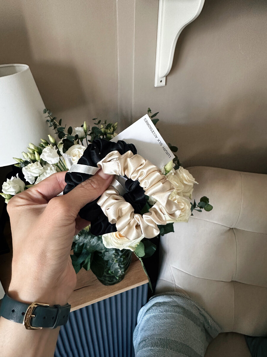 Все резинки я заменила на вот эти две из 100% шелка. Дома я часто хожу с «дулькой», плюс летом тоже иногда хочется убрать волосы с шеи и от лица, так что они точно мне пригодятся. Плюс от природы я кудрявая, а «кудряшкам» другие резинки не подходят.