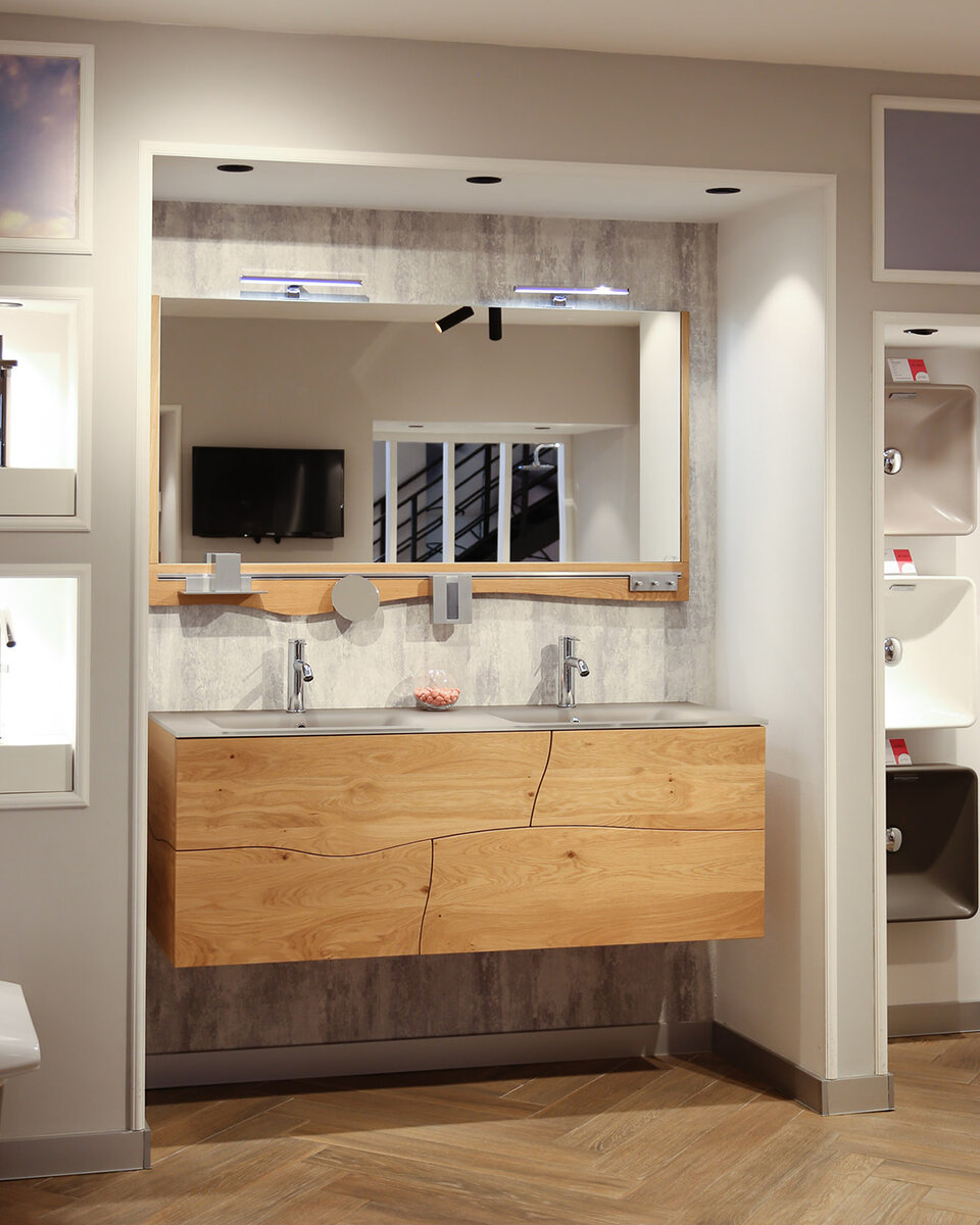 На фото мебель для ванной комнаты из натурального дуба от Jacob Delafon