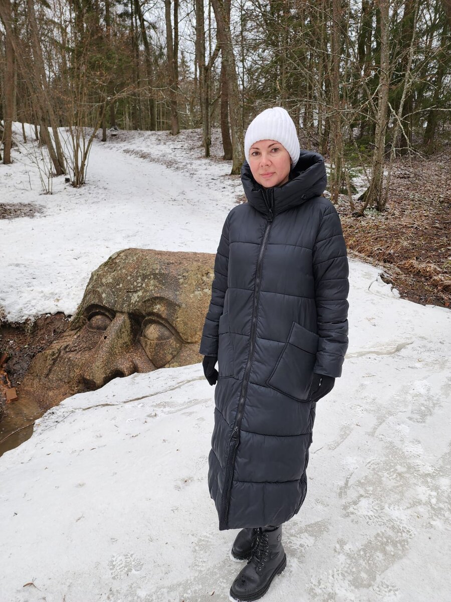 Голова из камня. Парк Сергиевка.