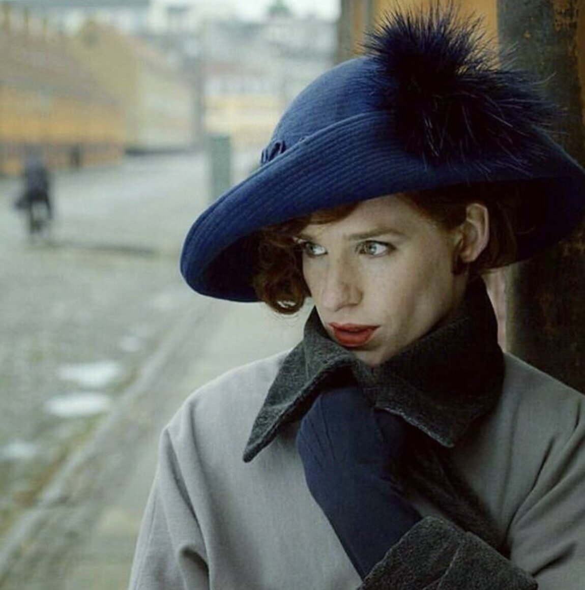 Девушка с журналом. Девушка издание. Девушка с журналом в руках. Девушка издание. Девушка издание.