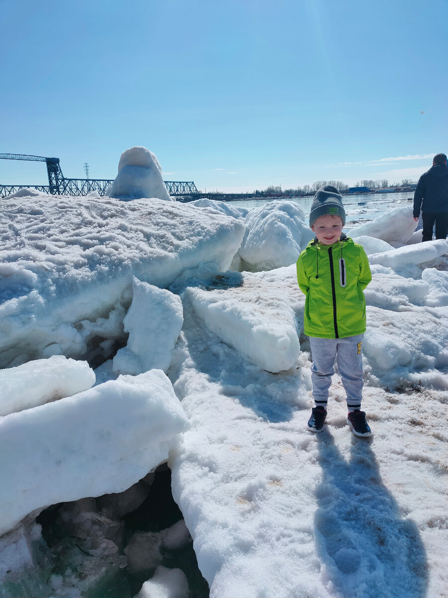 Лёд на берегу реки