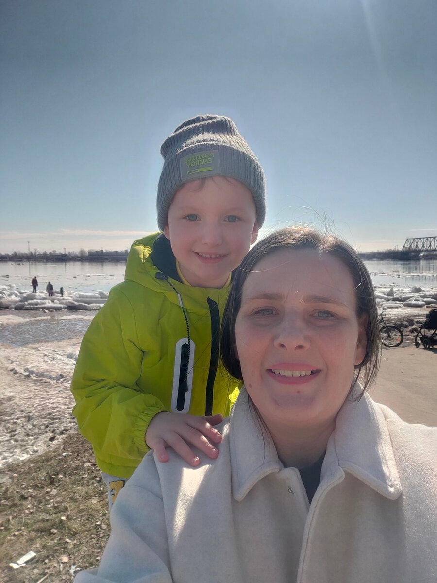 Я с сыном на берегу р. Северная Двина