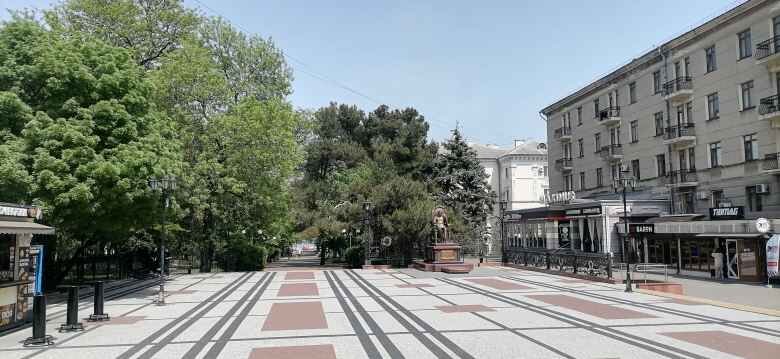 Аллея ведущая к морю в районе центра "Максимус"