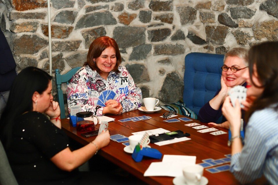    За одним столом могут оказаться и новички, и чемпионы. Фото: Полина Бахмутская