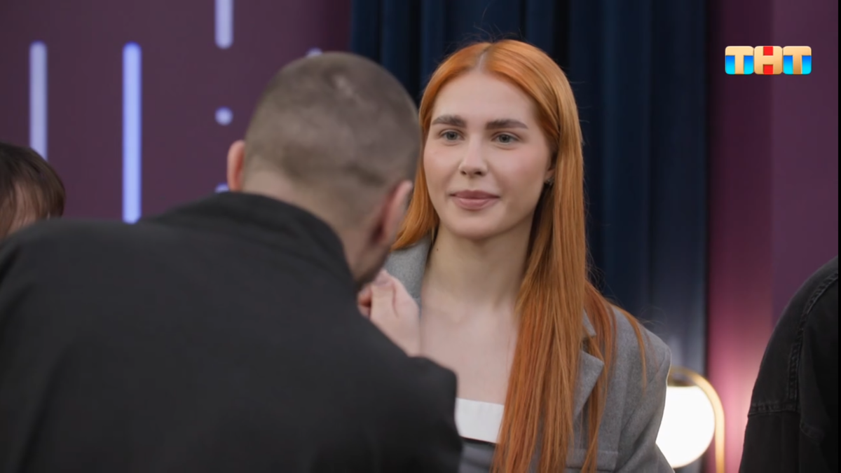 Кадр из шоу «Новая Фабрика звезд. Дневники», Олег Пилягин подшучивает над Полиной Быковской