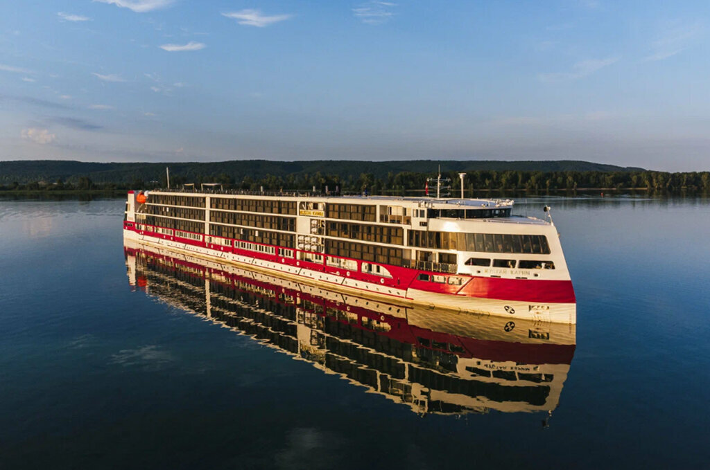 Четырёхпалубный теплоход «Мустай Карим» — своего рода плавучая гостиница высокого класса, отправляется в круизы из Москвы. Каюты на верхних палубах, как и у у всех теплоходов, — самые дорогие: из них лучше вид. Фото: Сергей В. / Яндекс Карты