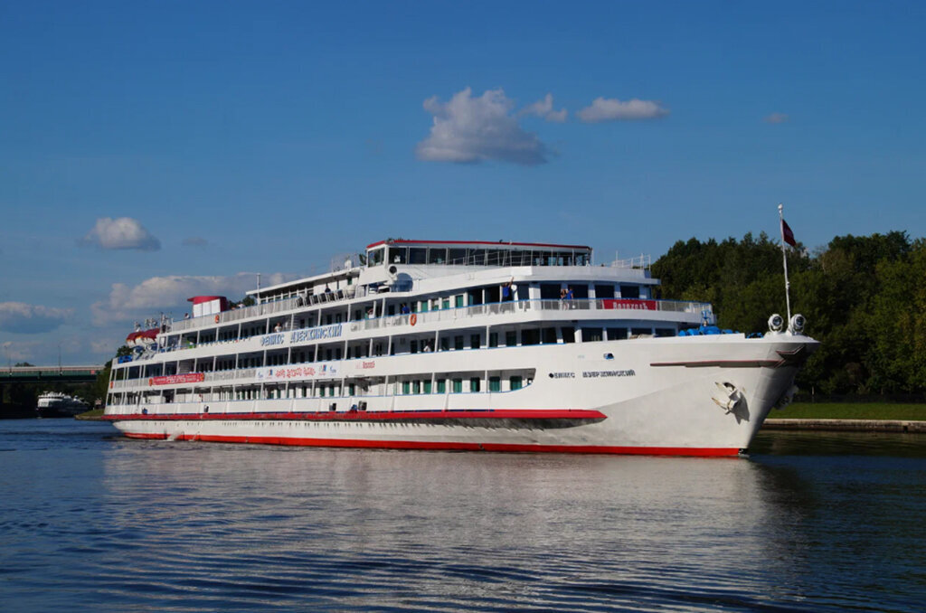 Теплоход «Константин Симонов» отправляется в рейсы из Москвы по рекам всей европейской части страны. Фото: Сергей В. / Яндекс Карты