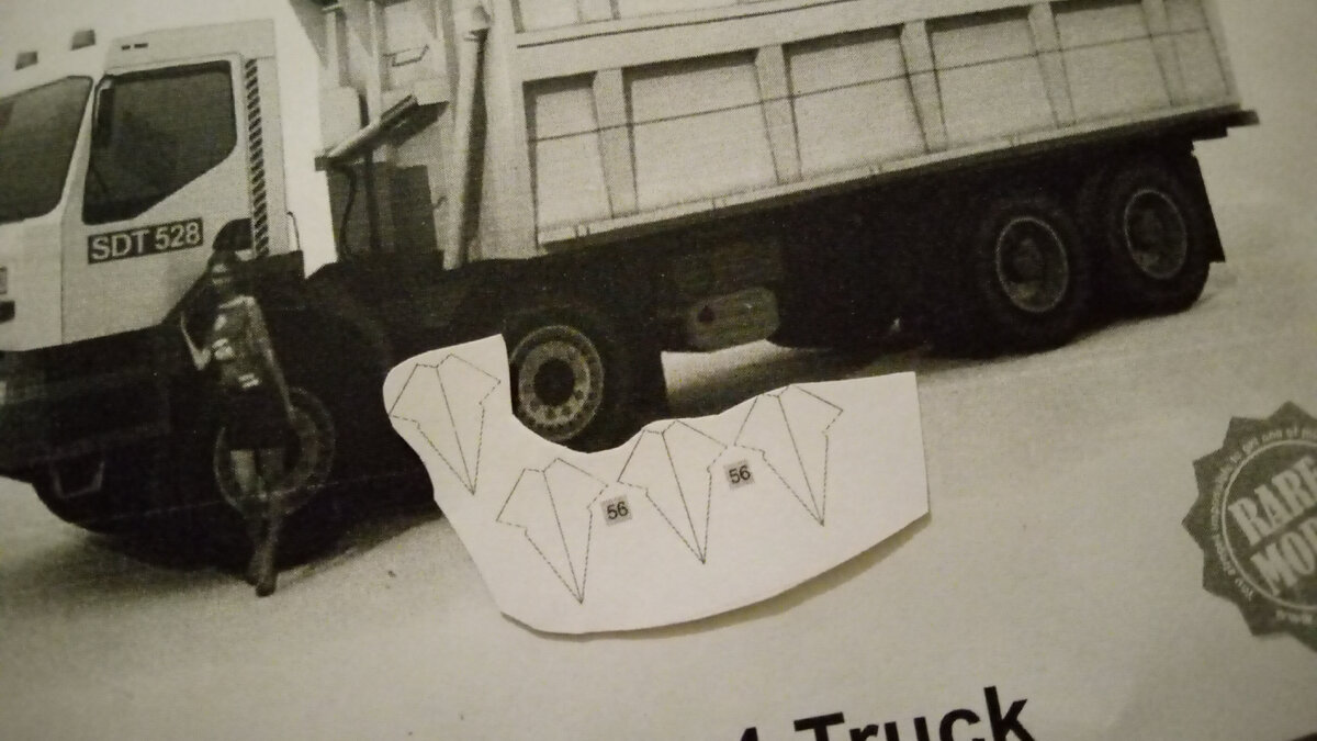 Детали кузова. Грузовик из бумаги Renault Kerax 400 8x4 Truck. Деталь 56. Фото апрель 2024
