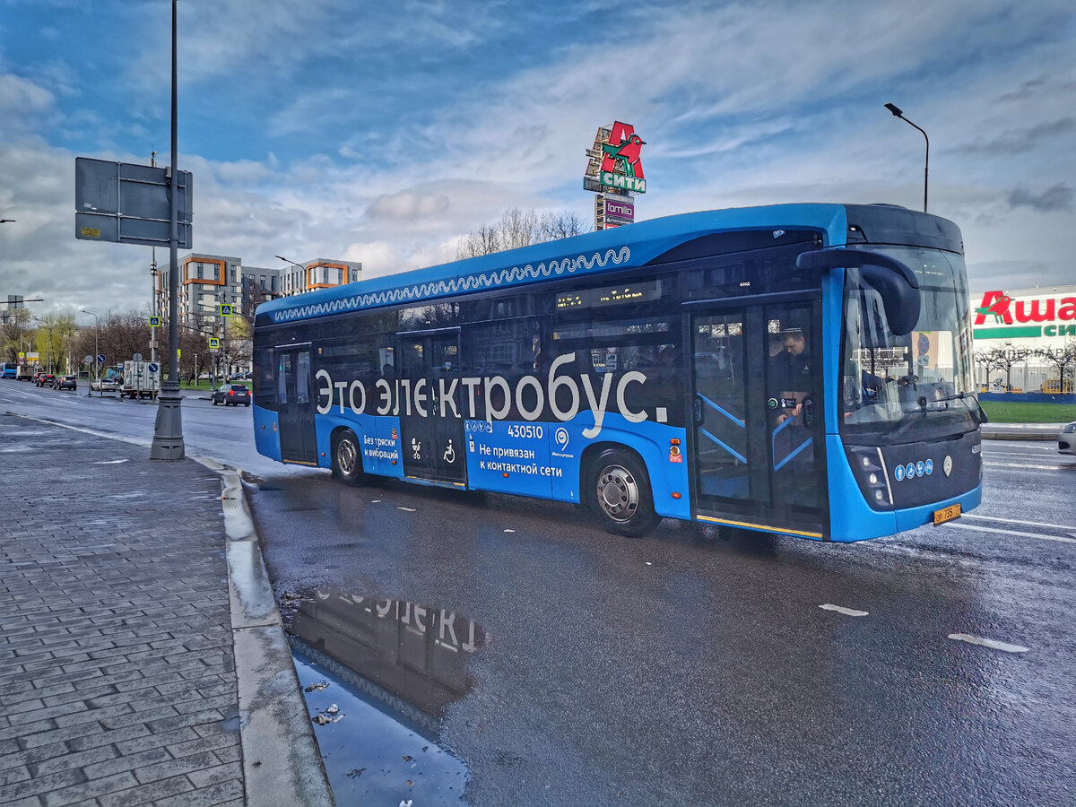 Электробус 430510 КамАЗ-6282 на маршруте № м53. Подмена на маршруте, где работают электробусы ЛиАЗы, электробусом КамАЗ с другой площадки филиала "Северо-Восточный". Шереметьевская улица.