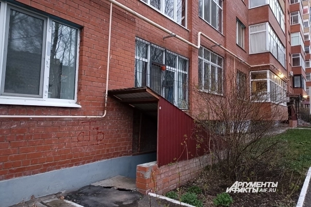    вход в подвал дома по б. Гагарина, 66а, где нашли тело мужчины © Аргументы и Факты