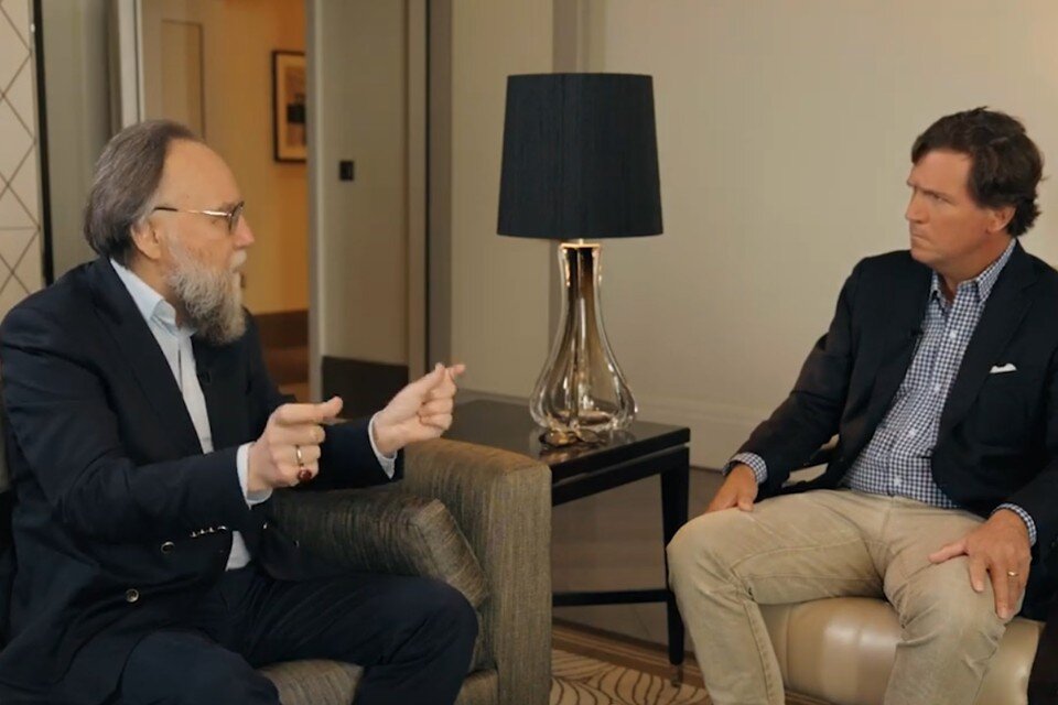    Российский философ Александр Дугин дал интервью американскому журналисту Такеру Карлсону. Фото: стоп-кадр видео