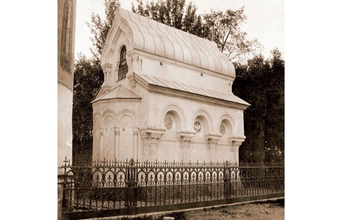 Памятник  Д.М. Пожарскому по проекту архитектора А.М. Горностаева (1863−1885 гг.) Здесь и далее иллюстрации приводятся по книге: Беляев Л.А. Родовая усыпальница князей Пожарских и Хованских в Спасо-Евфимиевом монастыре Суздаля:150 лет изучения. М.: ИА РАН, 2013