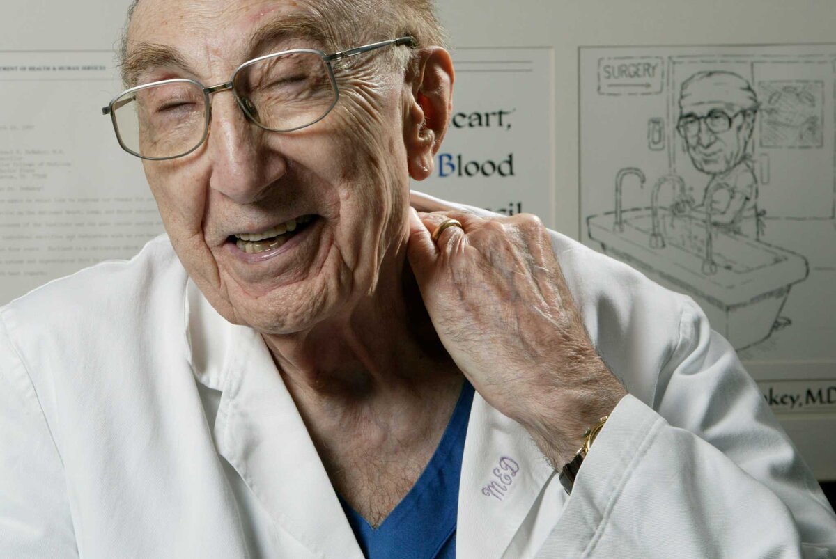 Майкл Дебейки — знаменитый кардиохирург, который провёл операции на сердце многим известным личностям, включая президентов и королей. Он дожил до 99 лет.