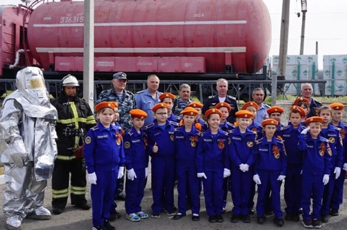    В Астрахани дети исследовали пожарный поезд