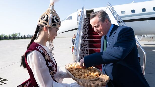 Дэвид Кэмерон прибыл в Бишкек в Кыргызстане на роскошном самолете. ФОТО: Getty Images