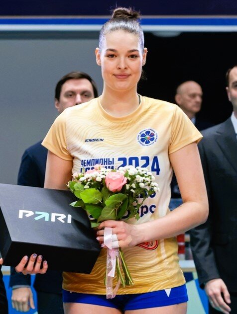 Финал чемпионата России среди женских команд принёс интригу пятиматчевой серии , а чемпионскую развязку обеспечила молодая , но очень перспективная связка, Полина Матвеева.