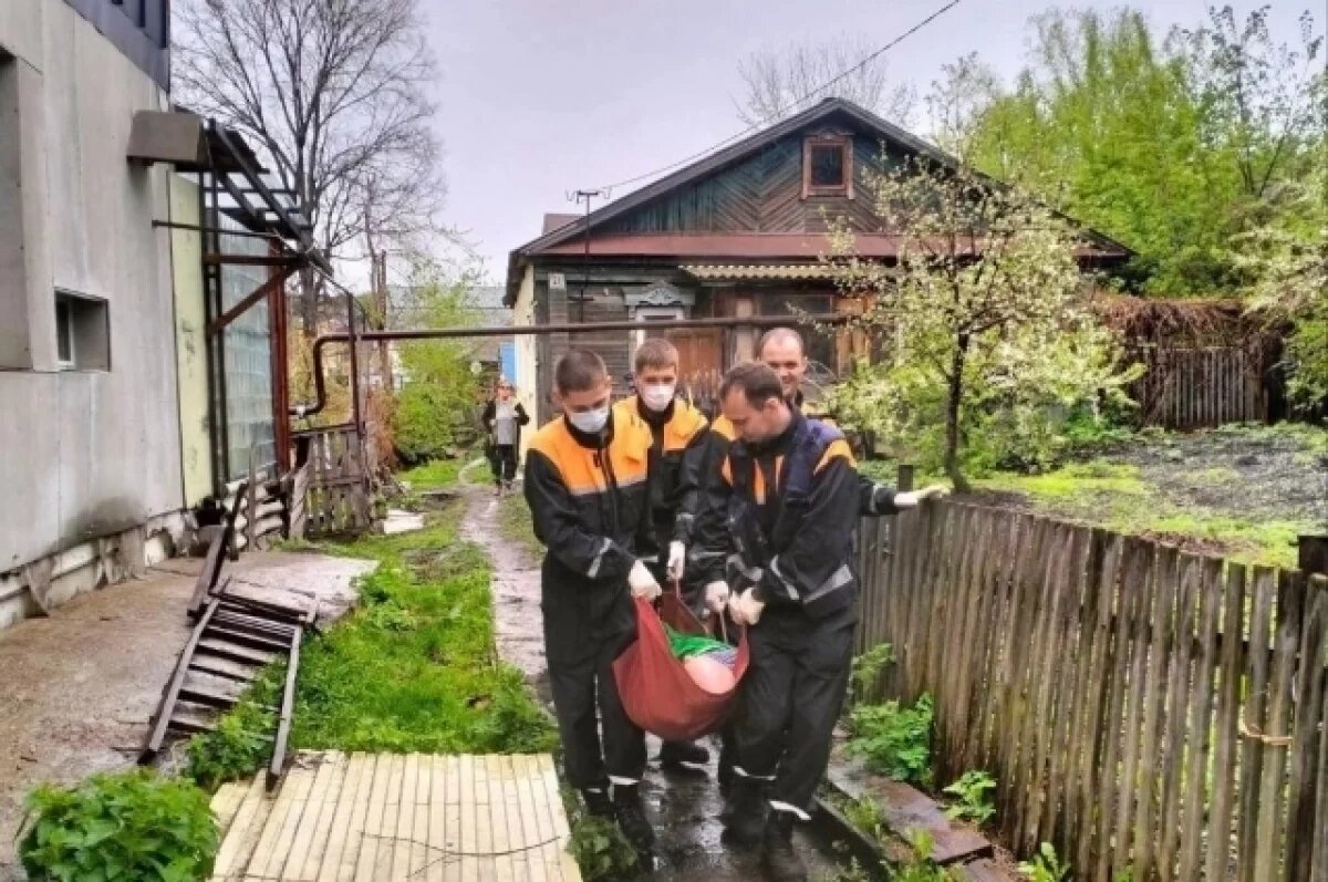 Ульяновские спасатели помогли медикам донести пациента до машины скорой |  АиФ-Ульяновск | Дзен