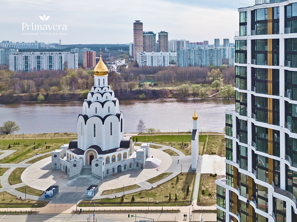 Архитектура Клубного города на реке Primavera — это сочетание строгой геометрии, плавных линий и акцентных элементов в духе ар-деко.