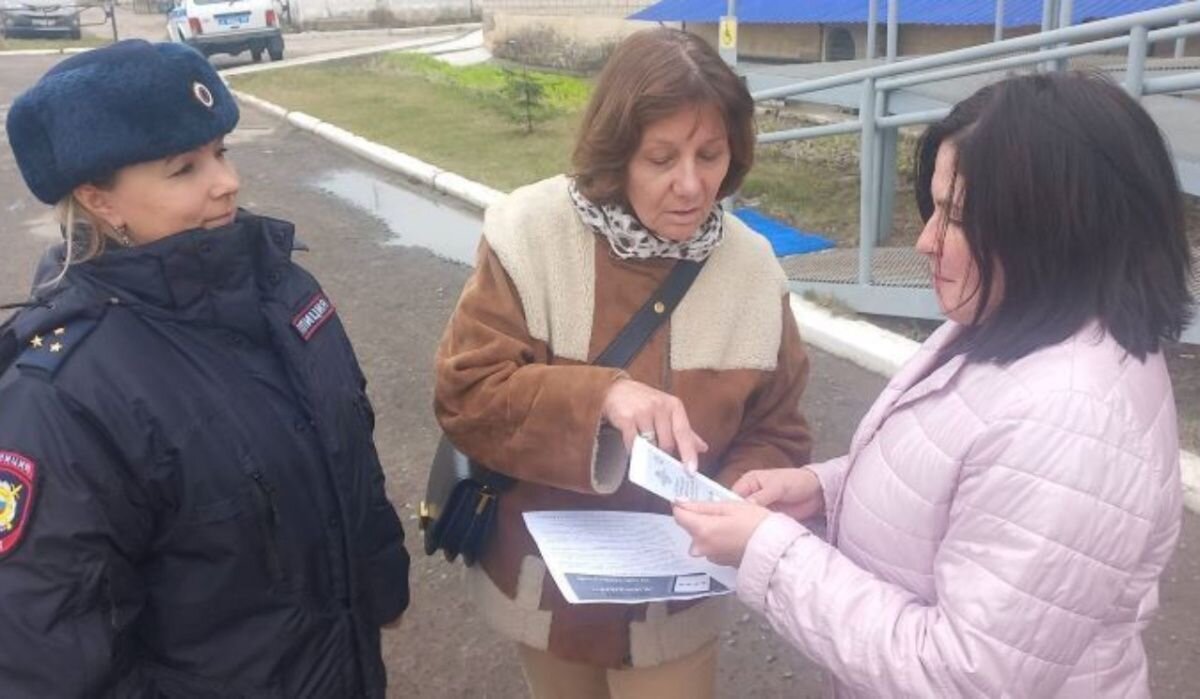     Гражданам вручили листовки с полезной информацией Автор фото: Отдел МВД по ЧГО