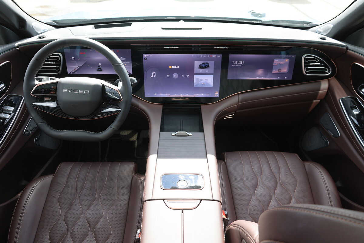 Exeed VX не поскупился на экраны