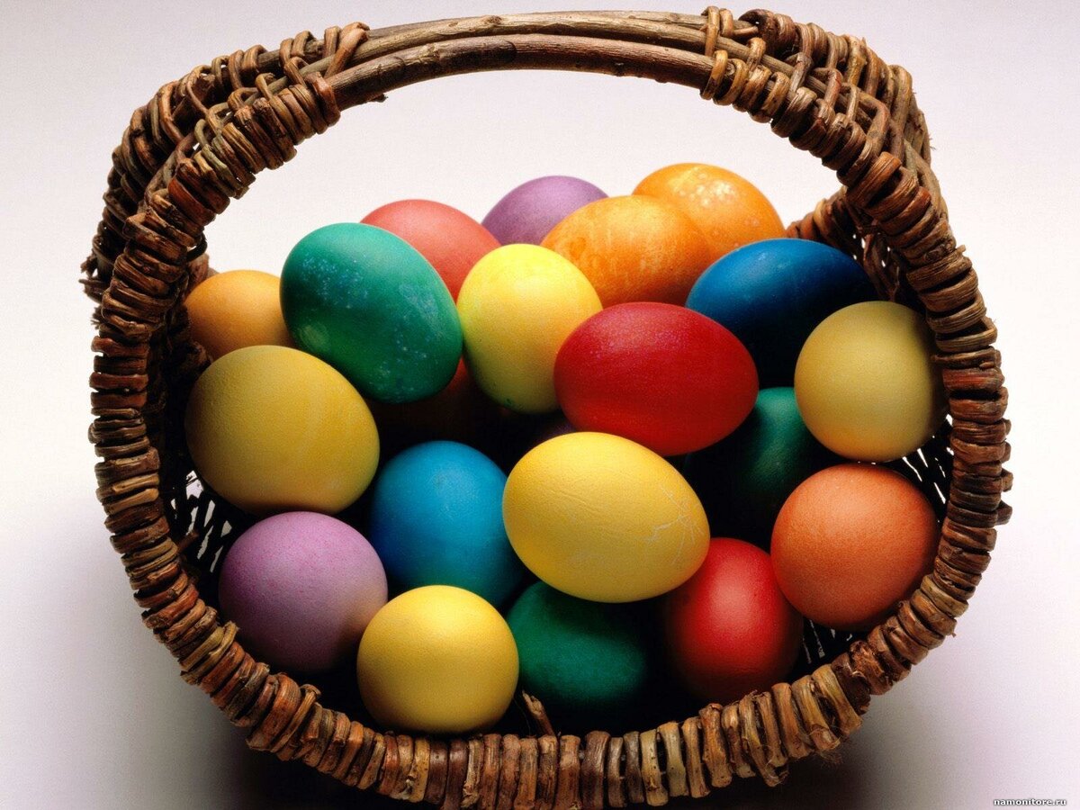 Пасхальное яйцо — символ праздника наряду с куличом и творожной пасхой. Но, возможно, не все знают, откуда появилась традиция красить пасхальные яйца.