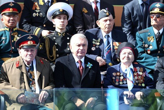     Шавкат Мирзиёев на военном параде на Красной площади