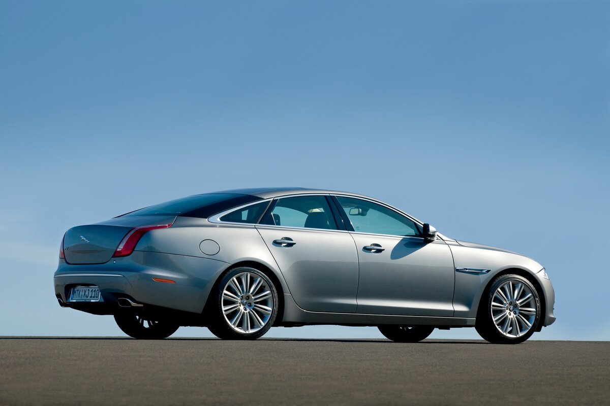 Дорестайлинговый Jaguar XJ (X351)