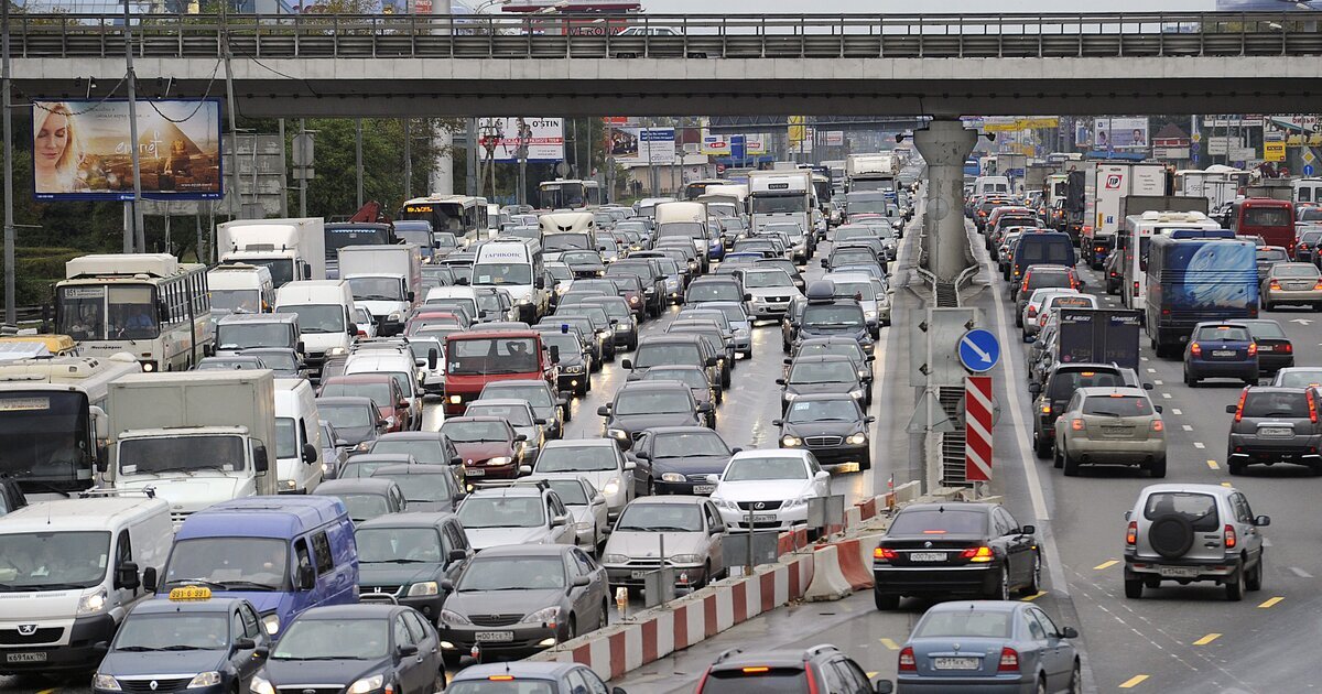 "Город-сказка, город-мечта, Попадая в его сети пропадаешь навсегда. Глотая воздух простуд и сквозняков, Запах бензина и дорогих духов." Шоссе Энтузиастов - не-энтузиастам здесь не место! Фото: Алексей Филиппов / ТАСС 