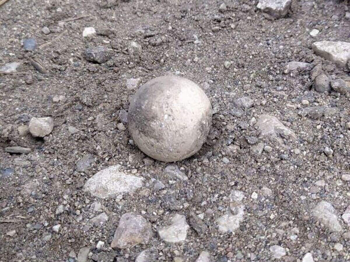    Несдетонировавший после сбития ракет ATACMS суббоеприпас в селе Донское Симферопольского района Крыма© Фото : Аксёнов Z 82/Telegram