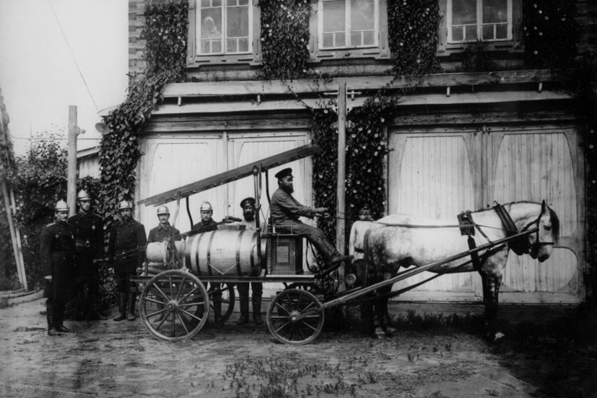    17 марта 1853 года указом Николая I была утверждена «Нормальная табель состава пожарной части в городах». Ей полагалось иметь: две повозки для доставки заливных труб, семь лошадей, две линейки, четыре бочки, не более двух повозок для перевозки багров, лестниц, топоров, ломов, лопат / МЧС России