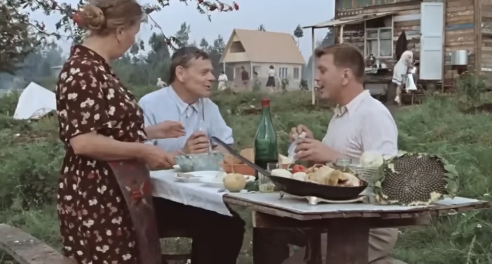 Майские праздники на даче во времена СССР. Чем занимались и какую еду готовили советские дачники