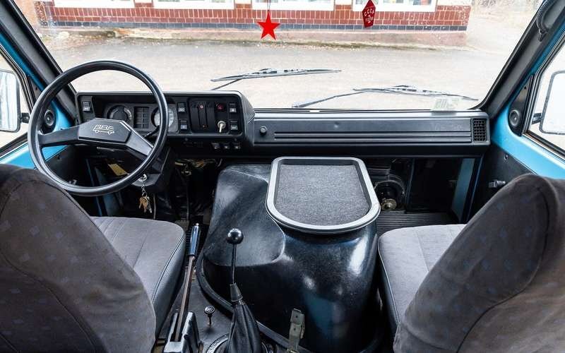    Салон РАФ-22038−02 заметно изменили. В частности, поставили новые руль и панель приборов. На кожухе двигателя появился «поднос» для мелочей.