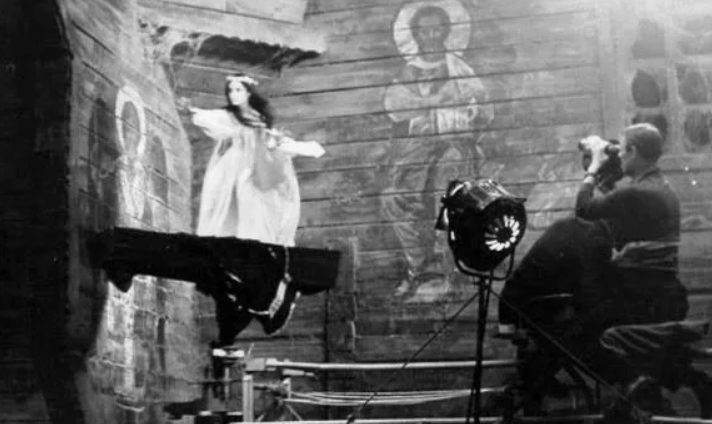 Когда я еще в детстве впервые посмотрел фильм "Вий" (1967), то я был удивлен, что в СССР смогли снять реальный фильм ужасов, от которого дрожь шла по телу.-18