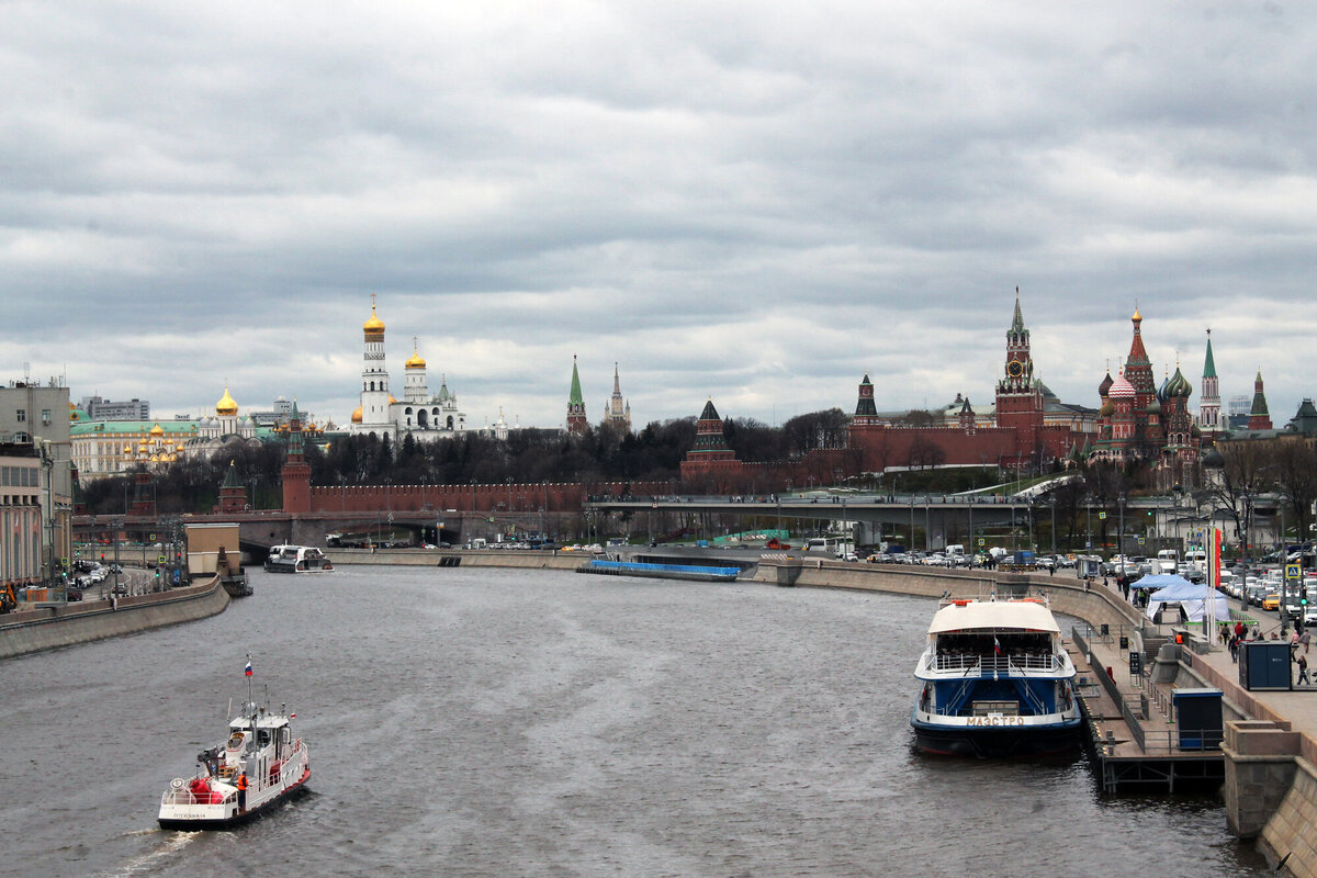 С конца апреля и до осенних заморозков по Москве-реке курсирует городской речной транспорт. Прогулка по реке обойдётся в 150 рублей при оплате картой «Тройка». 