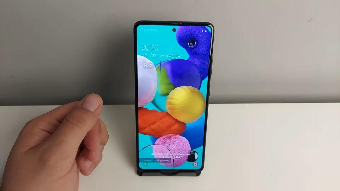    Телефон на столе:YouTube/BLOGER MAN