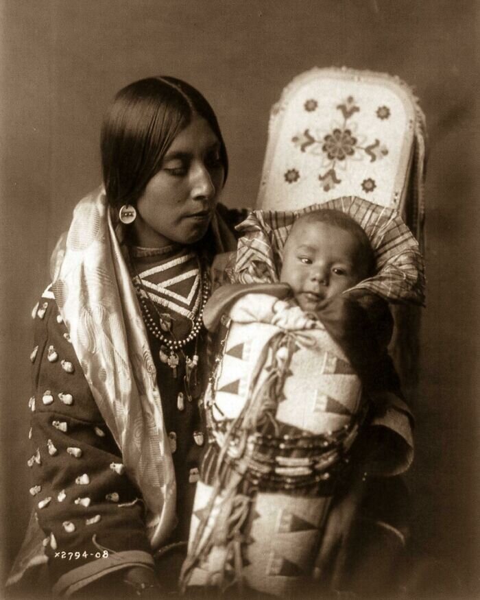 Индийская женщина с ребенком. Фотография сделана в 1900 году.