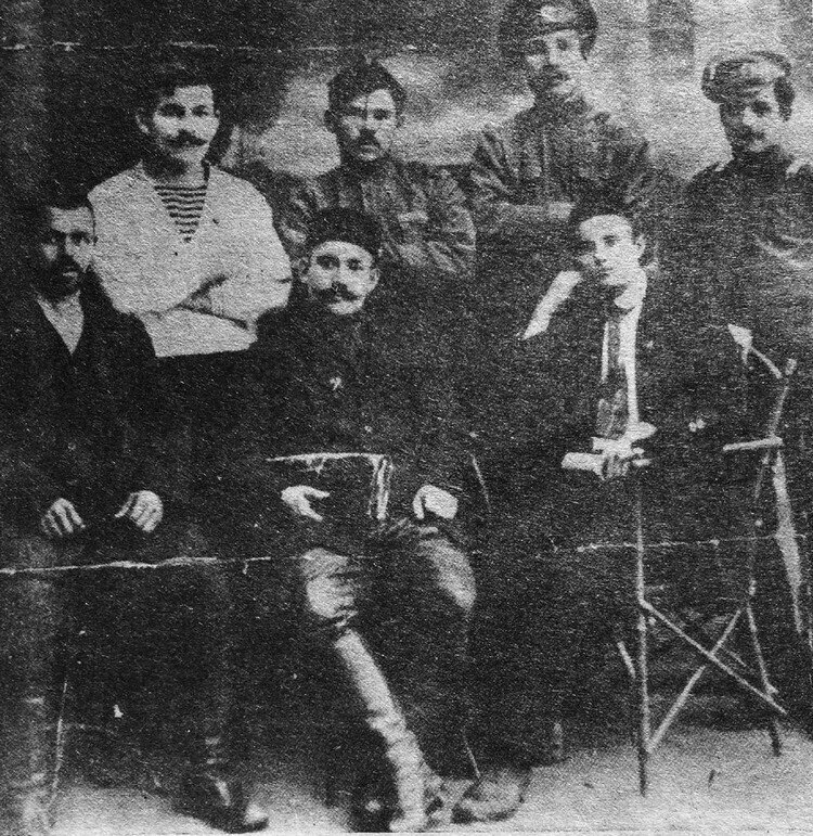 Заместитель Сардара Ваиси аль-Булгари Ибрагим Зайнулла (Зайнуллин) аль-Булгари (на фото в центре) в окружении солдат казанских запасных полков Источник фото vk.com